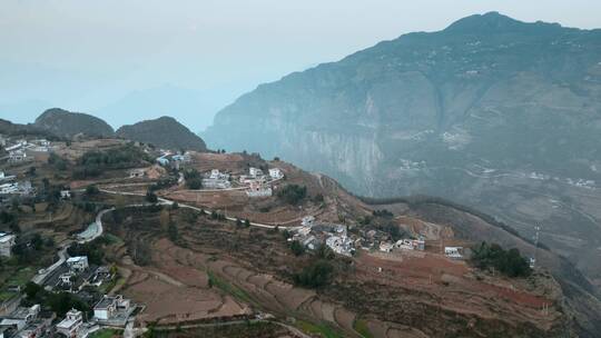 中国西南悬崖山坡上的村庄