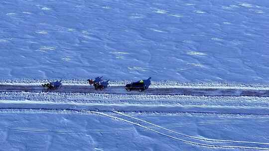 马队汽车草原积雪覆盖的道路