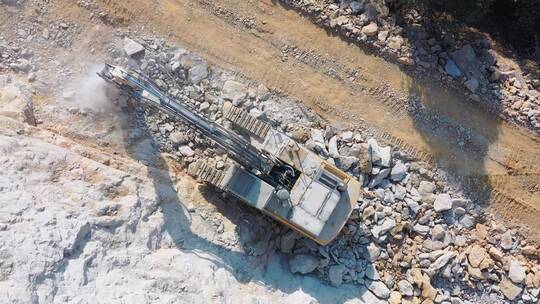航拍挖掘机采石修路挖矿作业视频素材模板下载