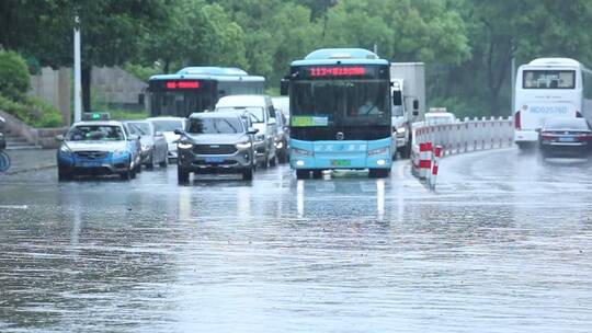 4K 下雨 雨天 车流 暴雨 马路