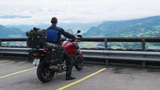 摩托车手在看山景