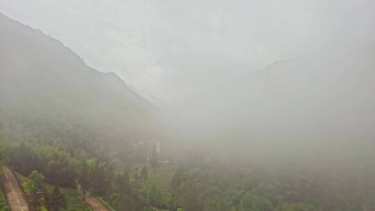 大山山脉峡谷云雾里前飞