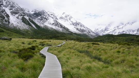 通往山区的木板路