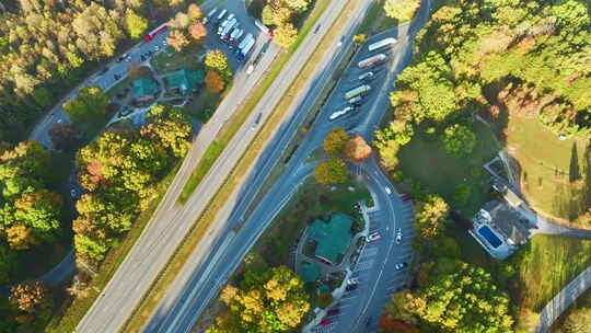 繁忙的美国高速公路附近大型休息区的鸟瞰图，汽车和卡车快速行驶