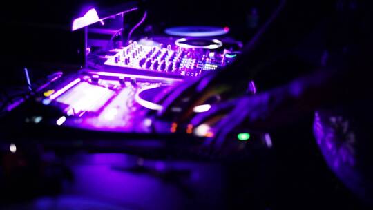 一个人在紫光下使用DJ混音器视频素材模板下载