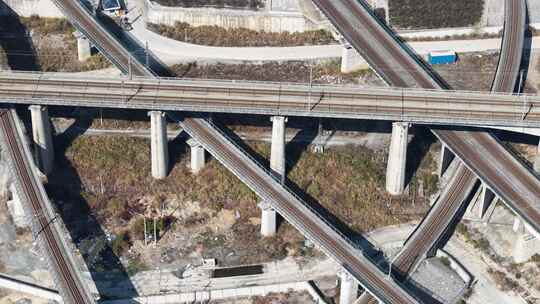 水上铁路桥与周边建筑的俯瞰景象