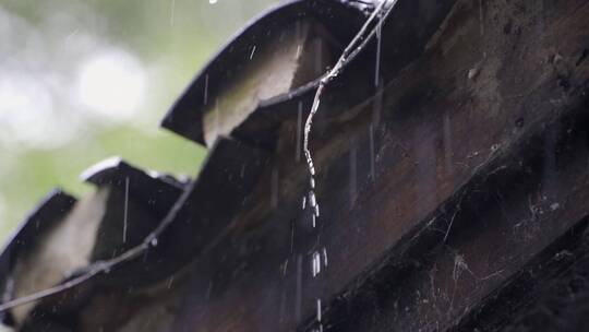 屋檐上的落下的雨水