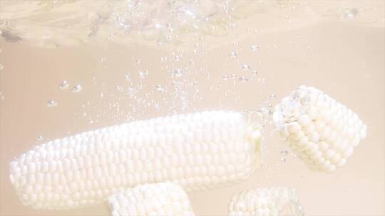 牛奶玉米掉入水中