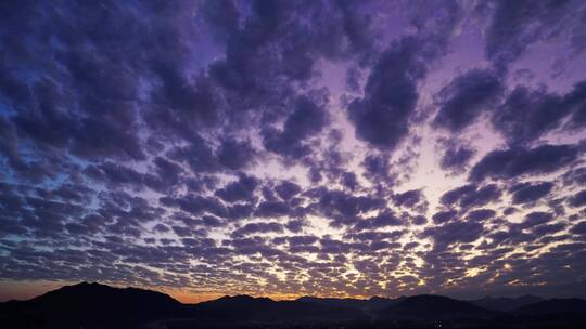 天黑晚霞乡村山脉天空云朵延时紫色夜晚天空