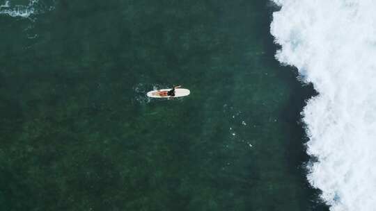 航拍海浪翻滚美女冲浪大海浪花海洋海岸旅行