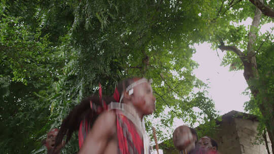 非洲马赛人穿传统服装跳舞唱歌