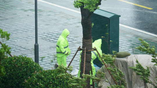 穿着雨衣的工作人员在雨中作业