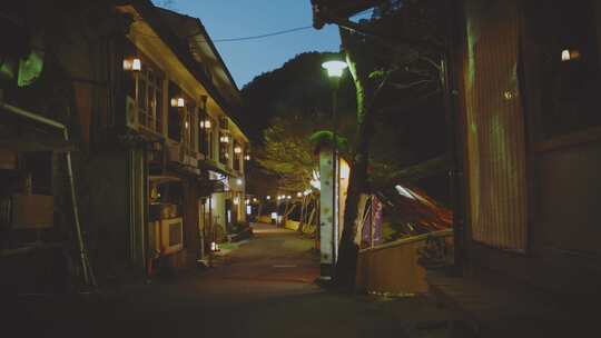 日本建筑中空旷而安静的夜晚街道。-广角镜