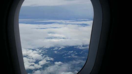 从飞机窗口观看窗外景观