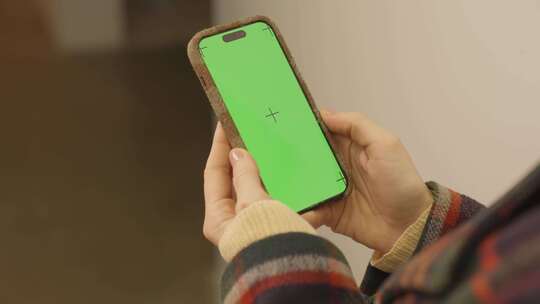 4K绿幕抠像抠图玩手机模特绿屏跟踪视频素材模板下载