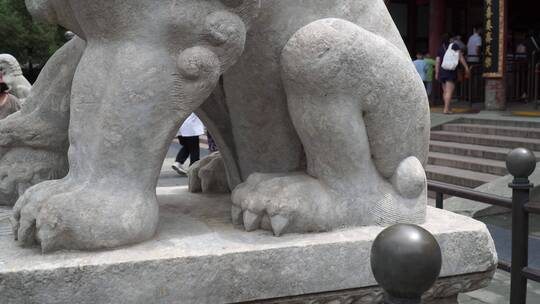 石狮子雕塑石刻狮子滚绣球视频素材模板下载