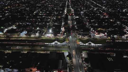 墨西哥城郊区埃卡特佩克汽车大道的空中夜景