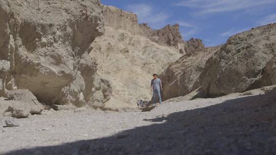 男子站在岩层前拍照