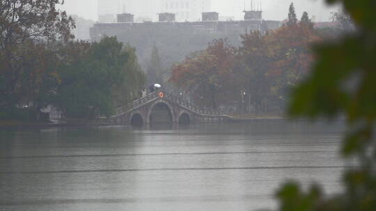 江南烟雨朦胧的雨景-游湖视频素材模板下载