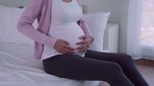 孕妇抚摸孕肚视频素材模板下载