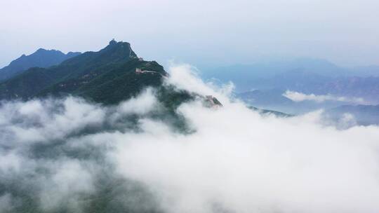 长城雨后云海翻滚震撼大气