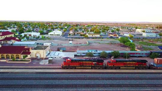 一架穿过亚利桑那州温斯洛的货运列车