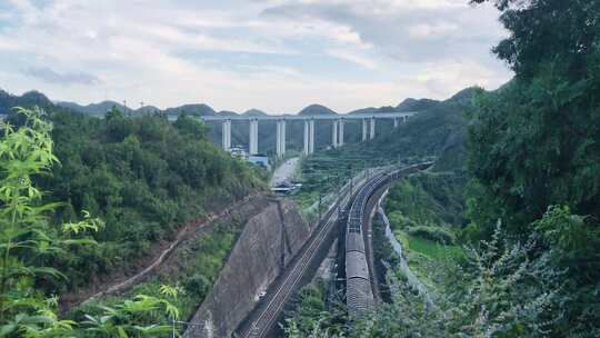 黔东南穿越山洞的火车