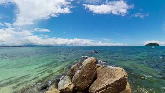 热带海滩和蓝色大海