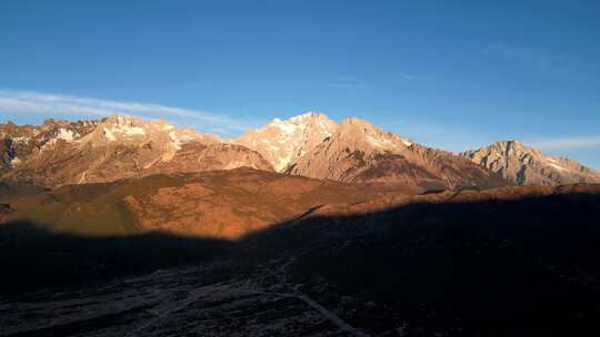 玉龙雪山日照金山