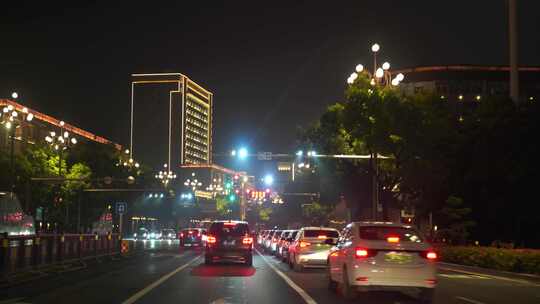 夜间开车行驶在城市道路夜晚城市车窗外风景