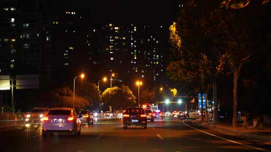 夜间开车行驶在城市道路夜晚城市车窗外风景