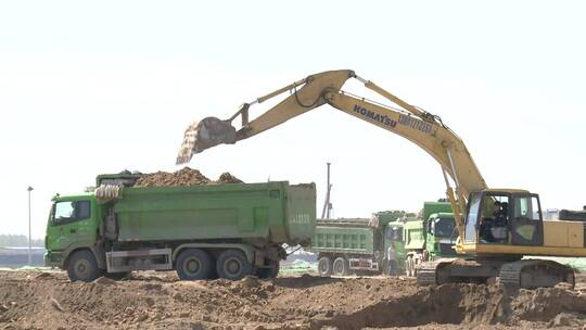 施工工地 拉土车 挖掘机 土方运输工程车辆