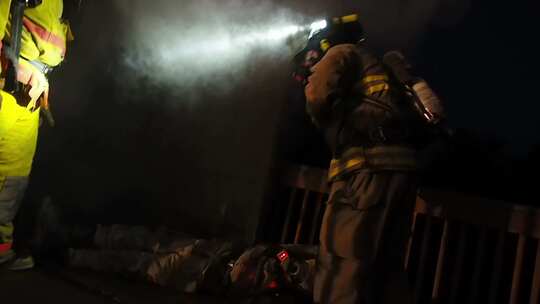 消防员营救受害者