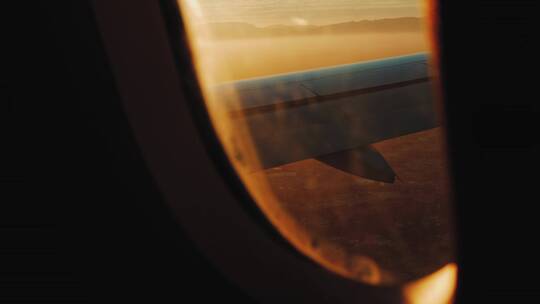 飞机轩窗外的风景视频素材模板下载