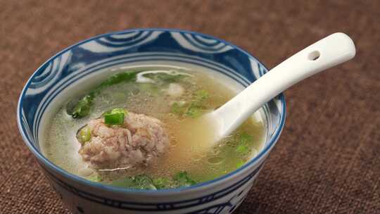 特色中餐小白菜肉丸汤烹饪过程