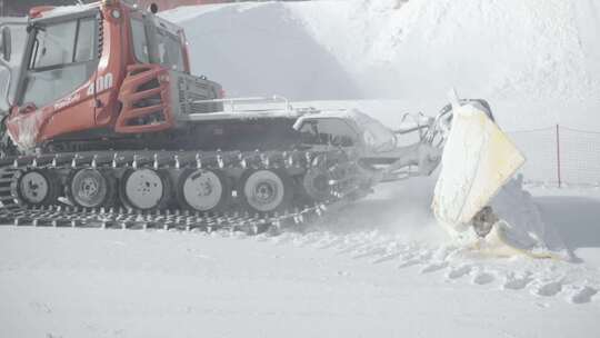 慢镜头云顶滑雪场压雪车白天工作画面