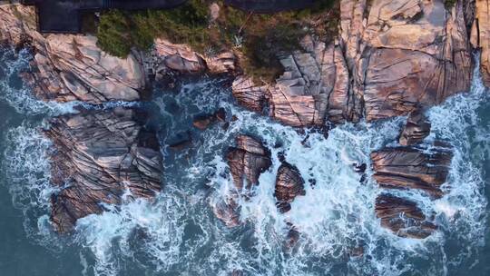 东山岛海边航拍海浪拍击岩石4K素材