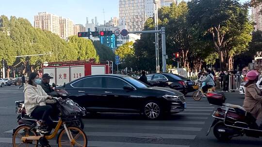 路过的消防车