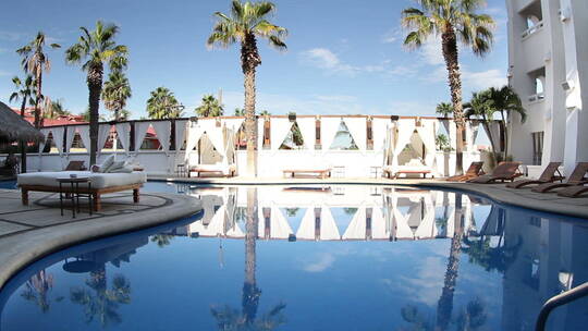度假酒店的房屋倒映在游泳池里视频素材模板下载