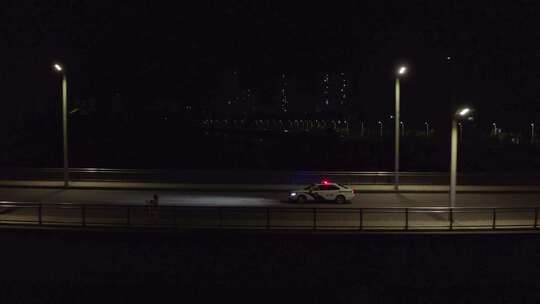警车晚上巡逻出警