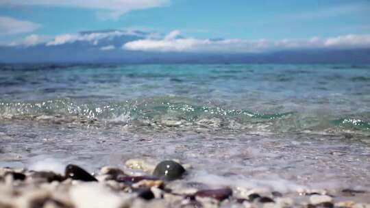 海浪在海滩上的石头上