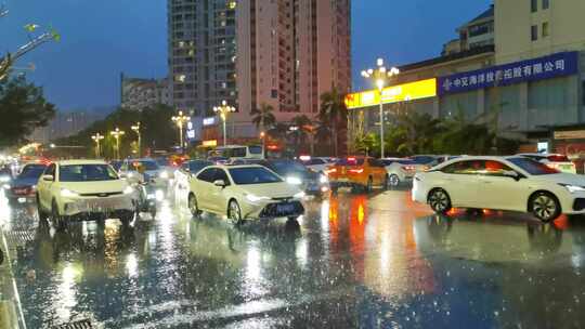 海南三亚台风来临时，城市街道大雨飘落