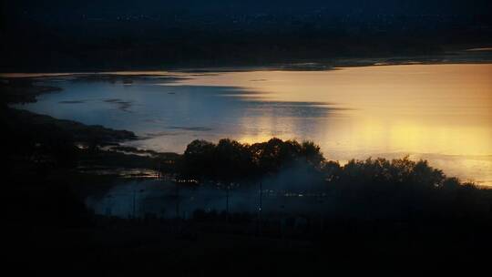 夕阳湖水视频金色夕阳下金色的高原湖泊湖水