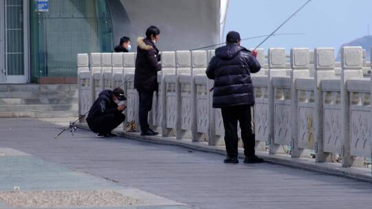 栈桥上抛竿的钓鱼爱好者60帧视频素材模板下载