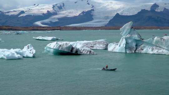 漂浮在冰山中的船