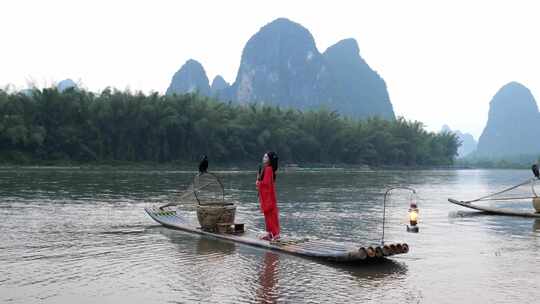 桂林山水漓江竹筏上的古风汉服美女