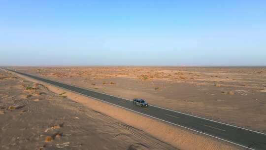 4K航拍汽车行驶在新疆无人区戈壁滩