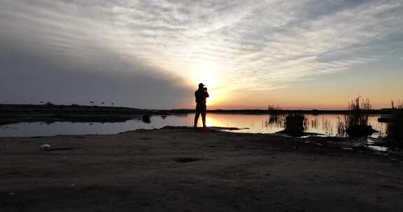 乌梁素海夕阳下人物剪影