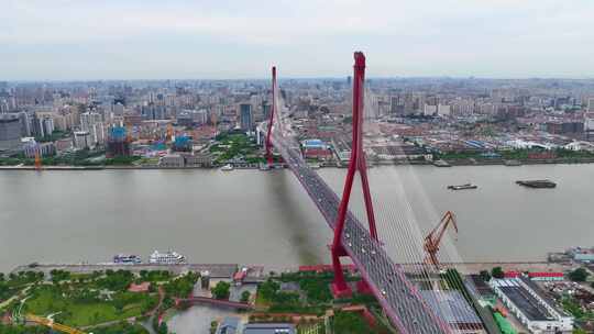 上海市浦东新区杨浦大桥城市车流交通船只船