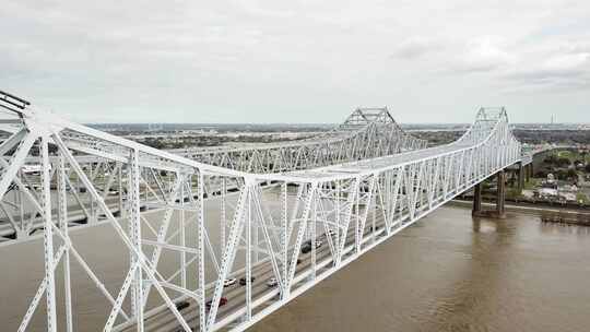 承载美国84号和425号公路横跨密西西比河的双悬臂桥。Natchez-Vidalia Brid